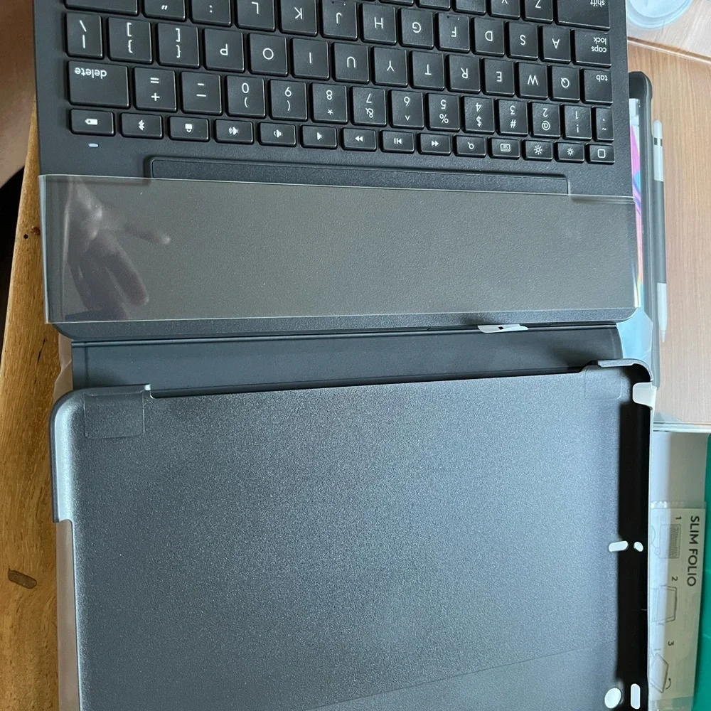 Brand new Slim Folio Keyboard Case w integrated blue tooth keyboard